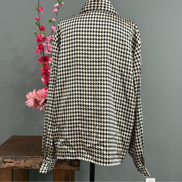 Lindor Petite Button Down Long Sleeve - Picture 4 of 10